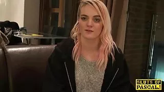 Altera mature avec jeune homme Pars aime le bdsm anal dur, elle ne résiste donc pas lorsque le mec l'enchaîne dans les coussinets, mais au contraire est prête à lui obéir. Il a d'abord frotté sa chatte avec ses doigts et lui a fait une double pénétration avec une machine à sexe, puis il a commencé à la marteler dans la gorge. Après une fellation profonde, la fille attachée a commencé à avoir des relations sexuelles brutales dans le cul, après quoi elle a reçu du sperme sur son visage.