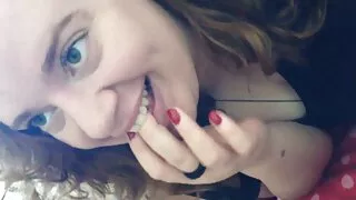 Une blonde mince aux petits seins adore faire plaisir à un mec avec une chatte humide et des relations sexuelles sans préservatif, alors, au premier ordre, elle jette sa culotte et devient cancer. Après avoir baisé un peu la fille dans une position, le mec lui donne un pénis dur à sucer, après quoi il se prépare lui-même pour le cul de la fille et lui ordonne de faire un anulingus. Après avoir léché le cul d'un mec, une blonde excitée se prend une queue cougar mature solo de cochon