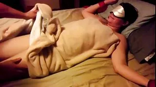 La blonde mature s'ennuyait seule à la maison et a donc appelé son amant, qui est venu la voir après un certain temps pour baiser. Une milf aux gros seins l'a rencontré en lingerie et a commencé à avoir des relations sexuelles avec lui dans une position de cancer, après quoi elle a commencé à recevoir un cunnilingus de sa part. L'homme lui a léché le vagin et a continué à la baiser dans d'autres positions, et en finale, il l'a mise à genoux et l'a finie sur ses seins, ce qu'elle femme mature se masturbe voulait de lui.