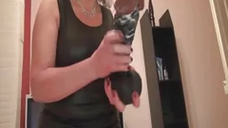 Sophia Burns a un gros cul et une belle apparence qui encourage toujours son petit ami à la baiser plusieurs fois par jour. La brune et son petit ami ont décidé d'organiser un sexe anal passionné avant d'aller au lit, ce qu'ils ont immédiatement commencé. La bête aux cheveux noirs lubrifie son cul pour qu'il soit plus confortable de la baiser, puis met un point sur son pénis et se fait baiser au maximum. La belle s'est fait baiser dans le cul par son copain porno noire mature et l'a traitée avec son sperme.