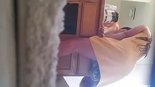 L'homme et la fille nue ont femme mure en manque décidé de commencer la matinée du week-end avec du sexe classique, alors la plantureuse min raggi. Peu importe à quel point l'aspiration était agréable, l'ami voulait visiter le vagin juteux de davalka, alors il l'a attaché à un gros boulon et a commencé à baiser chaud. Quand krala