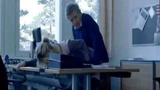 Cette fille mince et belle aux petits seins a décidé de donner à son amie pour son anniversaire une bonne baise dans sa chatte rasée. La fille l'a rencontré et a commencé à lui plaire avec une aspiration de haute qualité, après quoi il a étendu la fronde et a commencé à recevoir amatrice mature ronde un cunnilingus. Après avoir léché le vagin de la fille, l'homme a commencé à baiser avec elle sur le lit dans un vagin rasé. En conséquence, le gars remplit les jambes et le ventre plat de l'amant de sperme.
