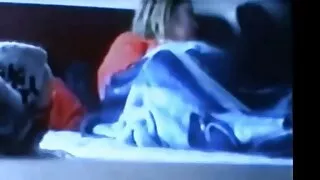 Une femme mûre aux seins femme mature avec des gros seins en silicone croit qu'il n'est pas trop tard pour changer de vie et devient donc mannequin. La salope vient à la rencontre du producteur, qui lui a parfaitement frit sa bite bien dure dans la bouche et la chatte humide. La milf a mis ses seins à nu et a commencé à faire une pipe, puis a écarté ses jambes et a commencé à avoir des relations sexuelles savoureuses dans différentes positions. Un mamelon élancé chevauche son pénis et secoue les tampons, puis reçoit une charge de sperme sur son visage.