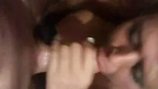 Le nerd a invité la stupide blonde chez lui pour jouer aux échecs avec elle et la jouer pour le sexe anal. La salope a mis son cul en jeu, ce qui lui a fait savoir que l'univers lui-même lui avait fait un tel cadeau. La fille naïve a vieille femme coquine été vaincue et maintenant elle le suce de plus en plus fort, puis elle se présente avec un cancer et commence à se taper le cul. Après que le mamelon devient un cavalier et monte un point sur la bite, obtenant en finale une portion de sperme à l'intérieur de lui-même.