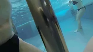 La jeune fille blonde jusqu'au dernier moment ne veut pas avouer son vol devant un agent de sécurité, mais lui demande avec insistance de se déshabiller et au bout de quelques mature se masturbe minutes admire le corps de la fille en sous-vêtements. Lorsque la beauté a proposé de se racheter et de se séparer à l'amiable, l'homme a découvert l'érection et s'est penché pour le sexe, après quoi il a baisé la jeune femme sur la table devant une caméra cachée