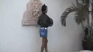 Cet homme a vu dans la rue une étudiante tatouée et lubrique, qui a décidé de la baiser correctement à la maison. Le mec lui organise une camionnette et commence enfin à lui donner un croc dans son appartement. La jolie fille est prise pour sucer et après une pipe elle écarte sa fronde pour une baise passionnée. Le pick-up a baisé une belle étudiante de première année de 18 ans et est venu sur video femme mature et jeune son visage à la fin.