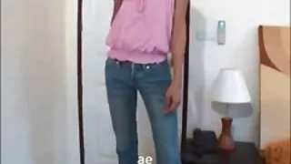 La séduisante fille se dépêcha de satisfaire sa faim sexuelle et avant de traîner l'homme au lit décida de barboter dans la salle de bain. La magnifique fille baiser une mature ne s'est pas retenue et a passionnément masturbé sa chatte rasée tout en prenant un bain. Puis la charmante cabane s'est empressée de s'amuser avec le copain dépravé et a sucé avec impatience une grosse bite. Après cela, une incroyable nympho a habilement masturbé le pénis étiré du vulgaire chanceux avec de belles jambes. Bientôt, le poivre chaud satisfait a baisé une salope maigre dans une chatte tendre avec un pénis lourd et quand elle était satisfaite d'orgasmes puissants, elle a fini à l'intérieur.