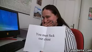 Se pro prohmandovka ne pouvait pas retenir la luxure et a décidé qu'un gangbang avec des hommes vulgaires l'aiderait à atteindre des orgasmes belle femme mature amateur puissants. La beauté aux longues jambes a essayé de se préparer soigneusement à une rencontre avec des partenaires corrompus et a branlé son cul tendre avec un gros gode. Bientôt, la séduisante nympho a tourné toute son attention vers les grosses bites de partenaires anxieux. Les petits amis assertifs n'ont pas fait attendre la charmante fille et l'ont rôtie avec plaisir avec une double pénétration. Et après une baise orageuse, la rousse proshmandovka a reçu des jets de sperme orageux sur son joli visage.