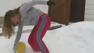 Dès qu'un amant moustachu s'est accroupi devant la blonde, mature femme mature elle a immédiatement étiré ses gros seins pour frotter doucement ses papilles avec sa langue et se faire une beauté comme il se doit. Après que la jeune femme a trouvé la force pour une fellation, elle a essayé de sucer la fin profondément et a demandé à caresser son clitoris debout, puis à le tirer sur le pénis et à le déchirer chaud sur le canapé