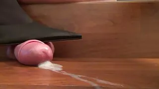 Cet videos coquines femmes mures homme mûr s'est avéré être un sexologue, ce qui pour cette belle et mature brune était le plus gros plus. Elle sait qu'elle peut facilement l'emmener à une giclée puissante, alors elle a commencé à le séduire pour le sexe anal. La salope taquine sa chatte devant lui et l'excite ainsi à la limite, puis lui suce la bite et la met sur un cul serré. Le mec a baisé une MILF plantureuse et l'a amenée à un orgasme violent.