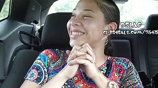 Une femme mûre avec un tatouage et de grandes traites en silicone est actuellement libre, elle peut donc facilement baiser avec n'importe qui. Vendredi soir, elle est allée voir le masseur pour qu'il lui écrase le corps juteux et, bien sûr, la baise dans le vagin. Une blonde expérimentée se déshabille et s'allonge sur le canapé, puis commence à avoir des relations sexuelles avec un mec. Le jeune homme a vieilles belles femmes matures baisé la milf en entier et s'est retrouvé sur son pubis et son ventre rasés.