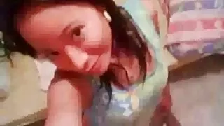 La beauté aux gros seins aime baiser jeune homme et femme mure beaucoup plus et plus souvent que les autres copines, alors un homme sans longues conversations la prend dans la chatte et le cul charnu, après quoi elle suggère que ce n'est que le début. Voyant un deuxième macho devant lui, qui a besoin d'amour et d'affection, une fille aux formes courbes prend de la force et après une double succion demande à enfoncer des bites dans ses trous mouillés