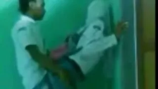 De jolies copines pour un enterrement de vie de jeune fille ont invité un mec avec une femme mature masturbation grosse bite à faire un gangbang. Les beautés chaudes ont immédiatement sorti leur pantalon du gars et ont commencé à sucer à leur tour. Puis la cornée a baisé passionnément avec un amant résistant dans des chattes serrées. Et quand chaque salope a apprécié l'orgasme, le mec a choisi l'une des salopes les plus chaudes et est venu dans sa chatte