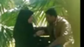 Malgré le fait que la tante ne pouvait choisir qu'un homme excité pour elle-même, sur la bite duquel elle mettrait un trou serré, la beauté a décidé de laisser quatre machos à la fois et d'organiser une baise de groupe. Après que toutes lesbienne mature avec une jeune les gousses ont été léchées et que la femme aux gros seins a libéré suffisamment de lubrifiant naturel, elle a voulu prendre plusieurs chattes saines dans l'anus à la fois et sauter dessus