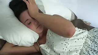 Le gars est venu à l'hôpital pour un examen et est venu chez un nouveau médecin avec de gros seins en silicone, qui l'a facilement séduit. La Milf le prend dans sa bouche et commence à le sucer correctement, se préparant à le baiser. Il femme mature au lit aimait la façon dont il faisait une pipe, et maintenant il la met sur le pénis et la fait frire de plus en plus fort dans la salle de traitement. Une femme médecin d'âge mûr chevauche une bite savoureuse et obtient en finale du sperme.