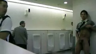 La belle jeune femme, même pendant sa pause déjeuner, est obligée de régler ses affaires, ce qui n'est pas du tout satisfait de son partenaire et décide de baiser effrontément la dame directement tout masturbation homme mature en parlant au téléphone près du réfrigérateur. Quand kralaa s'est rendu compte que le gars ne resterait pas derrière jusqu'à ce qu'il vienne, il s'est déshabillé et a masturbé son pénis avec sa traite saine, après quoi il a pris le pénis dans une chatte poilue sur le sol de la cuisine