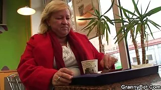 Deux copines ont décidé d'aller chez le thérapeute pour un bilan annuel. Alors qu'une fille a été examinée par le médecin, la seconde a attendu avec diligence son tour sur le canapé à gauche. Soudain, quelque chose ne s'est pas passé comme prévu et les trois filles ont commencé à avoir des relations sexuelles lesbiennes à l'hôpital. Même sans fermer le bureau à la femmes rondes et matures clé, le médecin a joyeusement léché les chattes des clientes et lui a fait une masturbation, diluant la journée grise de la semaine avec un bon Gangbang
