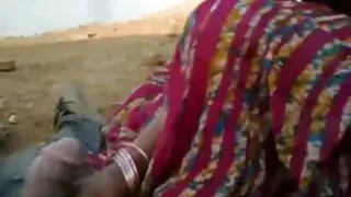 Une jeune fille marchait dans la rue et est tombée sur deux gars qui ont commencé à lui organiser un ramassage, et maintenant elle est déjà chez eux et suce un gode. Après une fellation profonde à une bite en femme mure lesbienne caoutchouc, la dame commence à sucer les pénis de ses amants puis se met à baiser dans le vagin. Les hommes font une double pénétration d'une brune lubrique et la font gémir. Enfin, la salope a reçu du sperme sur ses seins et un pubis rasé.