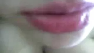 La blonde asiatique a eu du mal à contenir sa folle excitation et a décidé d'utiliser un vibromasseur pendant que son amant n'était pas là. La charmante nympho s'est rapidement déshabillée et s'est masturbée passionnément la chatte jusqu'à ce qu'un mec se retrouve à proximité. La coquine chaude s'est immédiatement déchaînée sur le pénis veineux du libertin affirmé et lui a fait plaisir avec diligence avec une pipe, ainsi que masturbé l'appareil avec des mains élégantes. Le gentleman expérimenté a essayé de ne pas décevoir la queue de cochon chaude avec un cunnilingus, alors il a baisé chaud dans une chatte rasée mature nue plage et lui a donné un joli visage.