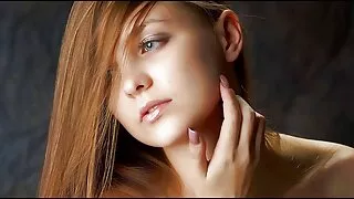 Une femme mûre aux petits seins et son mari sont venus à une fête sociale où, après un certain temps, ils mature coquine se sont retirés dans une pièce pour avoir des relations sexuelles. La blonde se déshabille et découvre sa chatte humide, qu'elle lèche complètement et se prépare à baiser. La femme lui répond par une fellation, à partir de laquelle il a commencé à la limite, puis s'assoit sur sa bite et reçoit une excellente fessée. En finale, la milf élancée se fait éjaculer sur le visage.