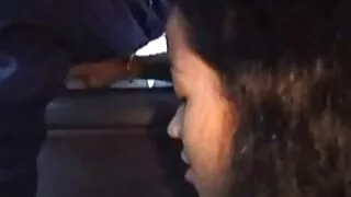 Un homme noir cagoulé a pensé qu'il était venu voir une jeune femme pour de l'argent, mais dès qu'il a regardé les petits pains élastiques et les jambes élancées tube mature lesbienne de la fille, il a immédiatement voulu baiser. En apprenant qu'il y a une énorme bite d'un étranger sur elle, la blonde se déshabille et suce profondément l'érection, après quoi elle la satisfait avec une couronne d'anulingus et ensuite seulement donne une chatte lisse sur le canapé