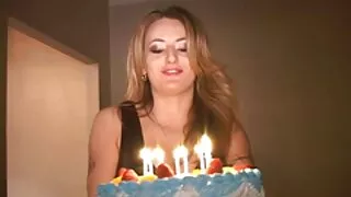 Des filles minces ont invité le gars à vidéos femmes mûres se détendre, mais il n'est pas venu au massage, car il a immédiatement eu une érection quand il a vu des beautés nues dans de l'huile. les filles lubriques n'étaient pas confuses et utilisaient le tronc saillant pour son usage prévu, commençant à le planter avec des chapeaux à son tour dans un beau trio porno, et l'une des prostituées s'est assise sur le boulon avec l'anus