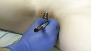 Plusieurs étudiants ont réussi la session et ont décidé femme libertine mature à cette occasion d'avoir un sexe de groupe chaud dans la salle de bain. Davalki a pris du champagne bon marché et a commencé à sucer les bites des gars comme ils le devraient, et a également commencé à pousser des petits pains pour eux pour une orgie anale. La blonde et son amie aux cheveux roses se font délicieusement baiser dans un Gangbang étudiant et reçoivent des éjaculations.