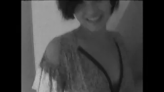 Le mec a décidé de se détendre complètement et a pris une salope bien roulée qui en sait beaucoup sur le bon sexe et s'est vite rendu compte qu'il ne s'était pas trompé dans le choix. La brune juteuse s'est présentée dans une tenue si franche que le mec a immédiatement gagné une érection et a demandé une pipe. Kaifanuv de l'aspiration habile, n'a pas retenu le désir et a fait d'une beauté femme mature erotique brûlante un Kuni pendant longtemps, après quoi il l'a baisée dans le capot, la faisant jouir
