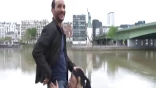 La beauté décontractée avait envie du frisson du sexe et essayait de devenir l'esclave d'un mec brutal. Le gentleman exigeant a immédiatement enchaîné une fille aux gros seins à la croix de Saint-André et l'a forcée à attendre le sexe. À cause de la longue attente, la jeune nymphomane est devenue follement excitée, et dès que le vulgaire l'a libérée, elle a immédiatement sauté sur une grosse bite. porno mature et jeune Une nympho fervente a fait plaisir avec diligence au petit ami affirmé avec une pipe profonde et a masturbé passionnément le pénis en érection. Ensuite, un tricheur chaud a baisé une fille incroyable dans une chatte juteuse et l'a fait crier fort de plaisir.