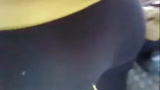 Une ébène tatouée a fait tournoyer son cul juteux en collants résille et s'est déshabillée pour rencontrer hahal et lui donner le cul. Mais une fois qu'un homme a vu la chatte poilue d'une fille une femme mature aux gros seins, il lui a fait un cunnilingus et l'a baisée dans un vagin juteux. Quand la fille aux cheveux noirs a éclaté son cul appétissant, elle a eu une énorme finition entre les cupcakes sur le lit