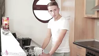 Une blonde mature a vu comment un jeune homme se masturbait devant la caméra et a immédiatement décidé de l'aider avec le sexe. Le Nerd fragile a été immédiatement ravi de cette opportunité, et la femme bien roulée a commencé à sucer goulûment une mature en chaleur porn bite debout. Après une fellation, la salope plantureuse se fait un plaisir de remplacer le mec à la chatte rasée par un tatouage sur le pubis. Le mec est resté seulement pour baiser une femme si se