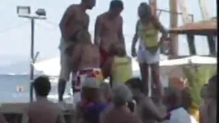Une jeune fille en bas a accepté le sexe oral avec un mec et plus encore. La fille a pris son pénis dans sa bouche et a commencé à sucer, avalant la bite sur les couilles elles-mêmes, après quoi, en plus, elle a également léché les œufs, ainsi que de faire un anulingus video mature femme à son partenaire. La femme maigre voulait aussi s'amuser, alors elle n'a pas oublié de caresser son clitoris avec son vibromasseur préféré, et à la fin elle a ouvert grand la bouche et y a pris un jet de sperme chaud
