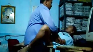Un jeune et mince mulâtre aux petits seins vit à côté de ce vieil homme dans une municipalité et a mature porno hard vu une fois sa grosse bite. La salope n'a pas pu lui résister et a commencé à le sucer de manière célèbre, et a également reçu un très bon cunnilingus de sa part. Le mec emmène passionnément cette salope maigre à la peau foncée sur le sol de la salle de bain, et finit par se retrouver sur son visage et sur ses seins.