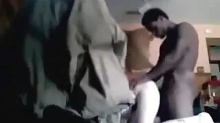 Feuilletant le magazine dans sa chambre, Une belle jeune femme décide de manger quelque chose et descend dans la cuisine. En voyant un voisin pompé à table, la beauté au butin charnu oublie la nourriture et se souvient qu'elle n'a pas sauté sur une grosse chatte depuis longtemps, alors elle accepte de coucher une fois avec un macho. Après avoir léché Milf et huilé ses fesses élastiques, femme mure libertine le mec la fait frire dans le cul directement sur la table de la cuisine