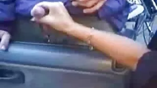 Deux jeunes hommes lubriques se déshabillent en lingerie et matures en chaleur font tourner des petits pains élastiques devant le mec, mais comme il ne décide pas immédiatement d'un trio avec eux, les filles appliquent de l'huile sur des corps élancés et développent des anus avec des jouets sexuels. Quand une masturbation agréable a fait son travail et que les beautés se sont excitées, un homme avec une grosse bite s'est positionné entre elles et a commencé à avoir tout le monde dans un endroit huileux