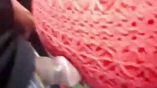 Trois jeunes étudiants voulaient s'amuser suffisamment et voulaient le faire sur la bite forte de leur camarade. Les putes l'ont appelé dans leur appartement loué après les études et là, elles l'ont rencontré avec une excellente fellation, ce qui l'a conduit au programme complet. Les filles se caressent et baisent aussi avec leur amant dans une orgie mature au gros seins violente. Le mec a arraché chacun de leurs trois camarades de groupe et n'a finalement pas pu résister et a sorti une éjaculation au visage.