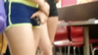 Une brune sensuelle au cul luxuriant a des relations sexuelles chaudes avec plusieurs amants. Brûlant d'impatience, la fille bien roulée se déshabilla et commença à caresser la capuche rasée avec des doigts habiles. Sur ce, la fille excitée ne s'arrêtait pas et se masturbait bientôt le cul avec un gode en attendant les copains. Dès que les grosses bites des hommes étaient à portée de main, la brune impatiente a commencé à faire magistralement une fellation et s'est fait baiser dans le cul. Bientôt, la salope chaude a reçu une double pénétration de ses petits amis, et quand elle a été épuisée par de puissants orgasmes, elle a reçu des fontaines de sperme sur son femme mature avec jeune visage