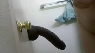 Une jeune fille de 18 ans, dès qu'elle a atteint l'âge adulte, s'est immédiatement rendue chez l'escorte et sert maintenant des hommes riches avec ses trous. Cette jolie garce doit maintenant sucer leurs grosses bites à deux mecs, puis en tirer un gang bang savoureux dans tous les trous. Après avoir traité la chienne avec des bites, les mecs ont commencé à faire frire une fille avec une double pénétration. Enfin, la mignonne est entrée directement dans son cul serré, ce qui lui mature seins enormes a plu.