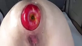 La mature initie jeunot blonde a rencontré un homme noir dans une boîte de nuit et est allée chez lui après cela pour baiser correctement avec lui. Le mec était content d'une prise aussi facile, alors pour les joies, il a commencé à marteler une pute blonde dans la gorge. La salope célèbre effectue une fellation pour un homme noir, puis monte sur sa tige et baise dans sa chatte poilue jusqu'à ce qu'elle soit éjaculée dans sa bouche.
