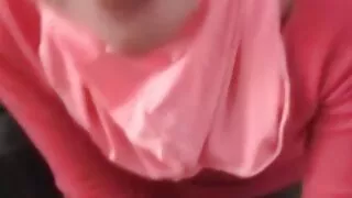 Une belle femme arabe en robe noire a rencontré un collègue de son mari pour lui parler de travail, mais quelques femme cougar avec un jeune minutes après la communication, elle a décidé de faire allusion à l'intimité. Après avoir tout enlevé sauf le mouchoir noir, la milf se vantait de gros seins et de petits pains appétissants, après quoi elle lui a fait lécher la chatte. Après avoir touché le clitoris, l'homme a sorti le boulon et l'a enfoncé dans la chatte après une fellation