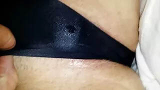 Ce vieux gros poilu voulait mettre sa petite bite dans la chatte de l'ami porno grosse femme mature adulte de sa fille, ce qu'il a fait. Elle a payé son argent pour le sexe, qu'elle est heureuse de commencer à percer ses trous. La fille lui a sucé la bite, puis lui a ouvert la fronde et a procédé à une baise savoureuse sur le lit. La graisse frappe la brune sur les couilles, après quoi elle ne peut plus se tenir debout et tire du sperme sur elle.