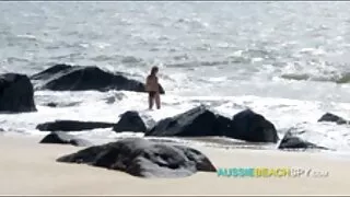 Un homme mûr a enlevé cette jeune fille dans la mature allemande x rue et l'a conduite chez lui pour la baiser correctement dans toutes les fissures. Cette salope coquette vient chez elle et là elle commence à prendre son fort boulon en cuir dans sa bouche, puis procède à une baise savoureuse dans tous les trous. Le partenaire a déchiré la pute aux tomates sur un lit spacieux et, après un sexe anal chaud, est venu à son pubis légèrement mal rasé.