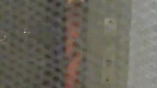 Un homme vit avec cette chienne à la peau foncée dans la même maison, le filmant en deux, et un jour il l'a surprise en train de se masturber. Cela signifie que maintenant la salope va lui sucer une bite persistante, ce qu'elle lui amatrice mature fait dans la cuisine. Le mec donne dans la bouche de cette chienne puis la fait doucement frire jusqu'à ce que les œufs soient sur la table. Blanc baise mulâtre dans la chatte rasée et éjacule sur son joli visage.