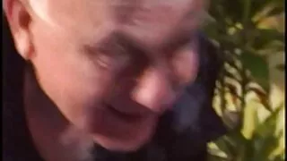 Une fille modeste aux petits seins est venue chercher un emploi au bureau et là elle a couché avec le futur patron lors d'une interview. La douce salope a parlé d'elle-même, puis elle a commencé à se débarrasser de ses vêtements et a finalement commencé à se masturber avec une grosse bite pour un homme. Il a planté sa maîtresse sur mature avec jeune garcon le pénis et a commencé à la baiser en position de coq En conséquence, la secrétaire la prend dans la bouche et lui fait une fellation, après quoi elle reçoit du sperme sur le visage.