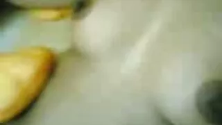 Une jeune brune a appelé le plombier chez elle et après avoir fait son travail, il lui a proposé de la baiser et lui a même permis de la creampie. Elle a obtenu ses doigts de lui dans femmes mures poilues le vagin, après quoi elle a commencé à sucer son pénis. Après les caresses orales, la fille a commencé à baiser à la première personne et a finalement reçu une portion de sperme juste à l'intérieur.