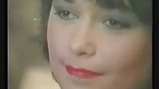 Une blonde aux femmes mures et sexy gros seins et aux cheveux courts est venue à une séance de massage pour la plupart pour des relations sexuelles passionnées, car ses amis lui ont recommandé ce mec en particulier. Naturellement, au cours de son travail, le mec a commencé à lui proposer de baiser, et elle a pris une bite dans sa bouche et a commencé à la sucer de manière experte. Après une fellation, la jeune fille blonde a commencé à avoir des relations sexuelles avec le masseur et a finalement reçu une éjaculation faciale, et le sperme a été libéré et étalé sur sa chatte.