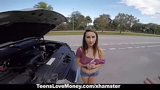 Le chauffeur de taxi a conduit avec un passager noir et en chemin a taxé une belle blonde, le chauffeur voulait gagner de l'argent et a découvert que la fille était droguée et a commencé à agresser un homme noir, à lui sucer et à lui sucer la bite. Le chauffeur de taxi a également décidé de profiter de cette situation, alors il s'est arrêté, femme mature por est monté sur la banquette arrière et les hommes ont commencé à baiser ensemble dans tous les trous et avec une double pénétration, une salope éclatée