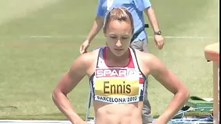 Les deux gars savent que les membres sont des filles dignes et grosses, alors ils sont sortis se promener et sont tombés sur une blonde bien roulée qui a reçu un pick-up. Une belle grosse porno mature gros seins fille est allée chez eux, où elle a commencé à sucer leurs pénis avec grand plaisir. Les mecs ont donné une nouvelle amie dans la bouche puis ont commencé à la baiser avec une double pénétration dans les couilles. Le résultat du sexe en groupe MZHM a été une éjaculation sur le visage sur le pubis rasé de cette fille et l'autre dans sa bouche.