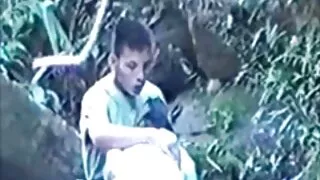 Une femme aux gros seins sait que son mari a jeté son dévolu sur une jeune blonde, alors il l'invite à lui rendre visite et mature gros nichons fait un excellent Anulingus. Lorsque la fille est excitée, elle rencontre son amant expérimenté et prend d'abord son gros pénis dans sa bouche, après quoi elle remplace son cul et se fait baiser. Après avoir profité d'une grosse bite dans l'anus développé, la fille prend le sperme dans sa bouche