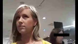 Une blonde mature chic aux gros seins a joué dans une vidéo érotique dans laquelle elle a montré aux futurs téléspectateurs ses magnifiques seins en silicone. Krala La belle milf tatouée n'hésite pas à poser et le fait au plus femme naturiste mature haut niveau, mais à la fin elle envoie un baiser.
